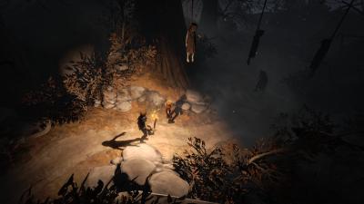 In einem dunklen Wald voller toter hängender Menschen muss der große Bruder Wölfe mit der Fackel vertreiben.