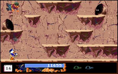 Auch beim Bergsteigen warten Gefahren auf uns: Hier lässt ein Panzerknacken einen Amboss auf uns fallen und oben rechts in der Höhle wartet eine Bestie versteckt auf uns.