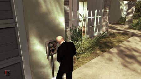 Der Hitman sabotiert eine elektrische Anlage. Hierbei sollte er besser nicht gesehen werden.