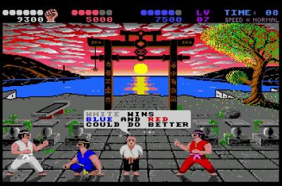 Im Hintergrund kann man eine Spinne beim Abseilen erkennen.