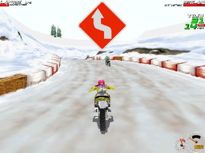 Im Schnee ist die Streckenführung nicht immer so gut ersichtlich. Wie gut, dass das Spiel vor schärferen Kurven diese auch ankündigt.