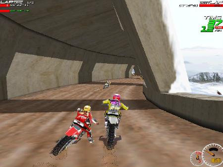 Motorradzweikampf in einem Tunnel.