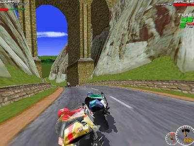 Es geht hier im Zweikampf auf der schnellen Strecke Rock Forrest unter ein Viadukt.