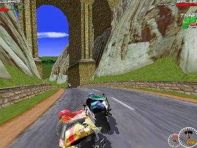 Es geht hier im Zweikampf auf der schnellen Strecke Rock Forrest unter ein Viadukt.