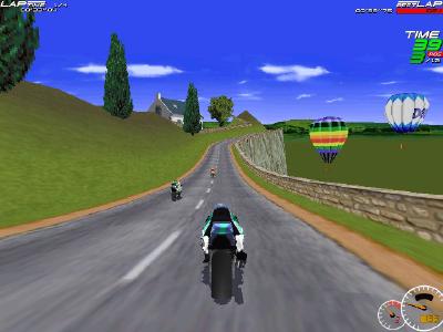 Die Heißluftballons rechts verschwinden gleich wieder hinter der Strecke. Das Pop Up bemerkt der Spieler beim Fahren aber weniger.