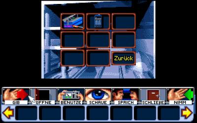 Wenn wir den Kofferraum unseres Telekom-Wagens öffnen, können wir ein Handy und unseren Werkzeugkoffer herausnehmen.