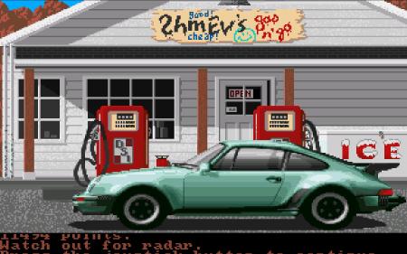 Der Porsche steht an der Tankstelle zwischen den Leveln.