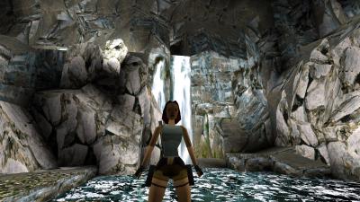 Lara vor einem Wasserfall im Original