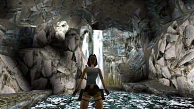 Lara vor einem Wasserfall im Original