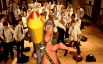 Am PC gibt es ein schönes kurzes, aber auch leicht verstörendes, Intro-Video mit einem Kampf zwischen Würmern.