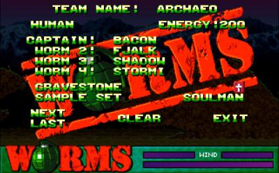 Wir können unsere Teams benennen und in den Optionen zwischen unzähligen Einstellungen zum Spiel und den Waffen wählen. Nicht gewöhnlich für die damalige Zeit.